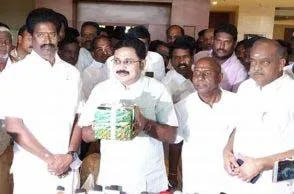 ttv dhinakaran ammk gift box symbol